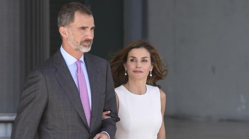 Don Felipe y Doña Letizia rumbo a Reino Unido desde Barajas