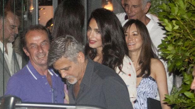 George y Amal Clooney saliendo del restaurante