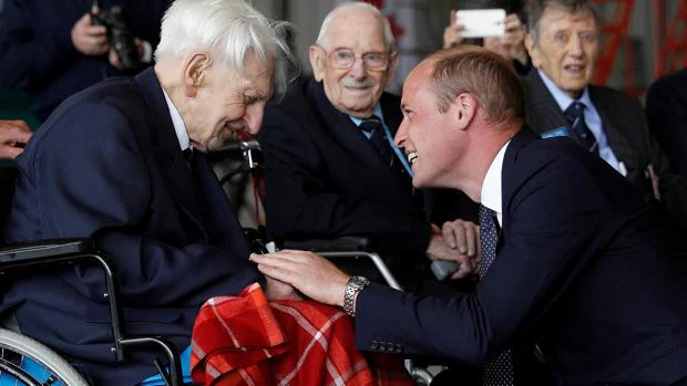 El Príncipe Guillermo se reúne con veteranos de la Segunda Guerra Mundial