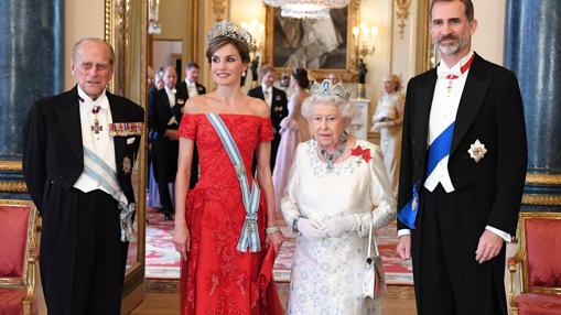 Los Reyes Felipe y Letizia junto a los monarcas británicos en el Palacio de Buckingham