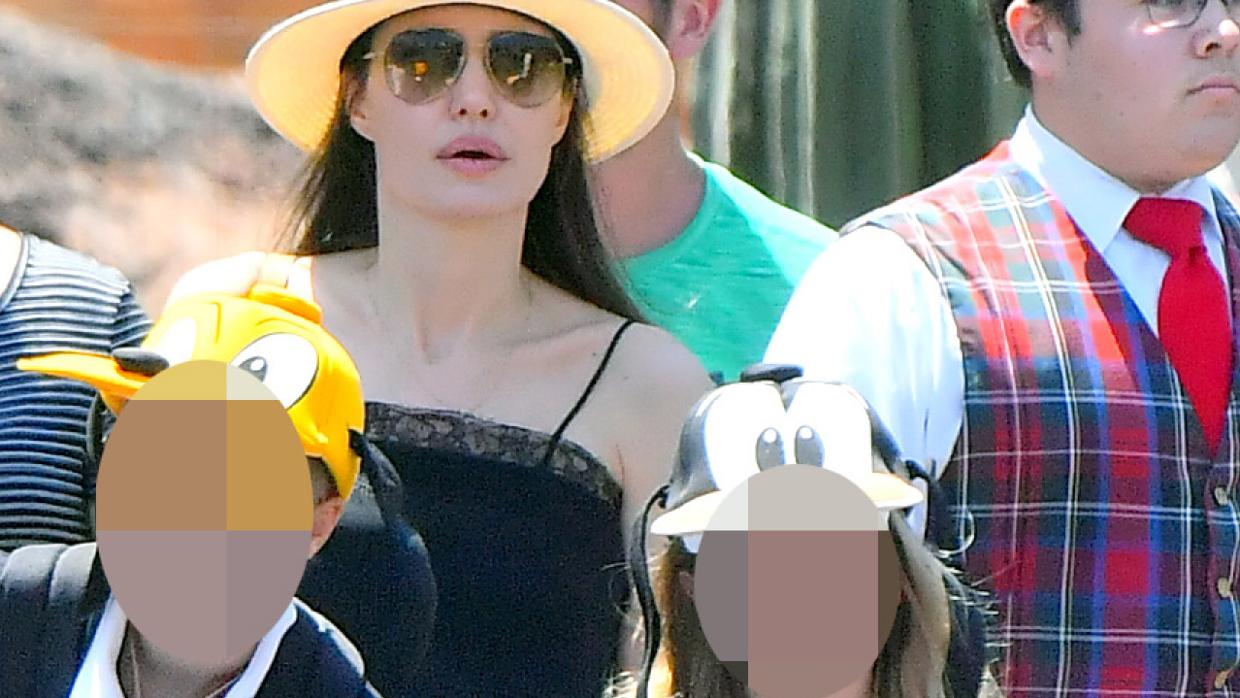 Angelina Jolie disfrutando con sus hijos en Disneyland