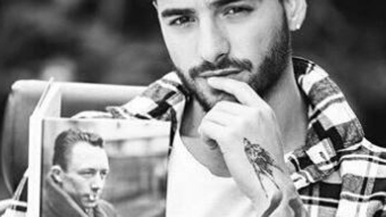 Maluma «leyendo» a Albert Camus