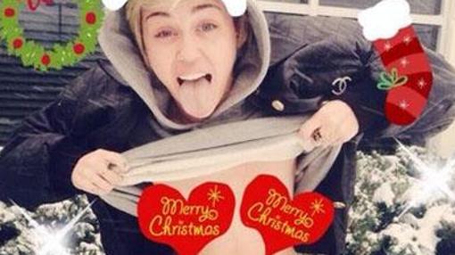 Miley Cyrus sin sujetador felicitando la navidad