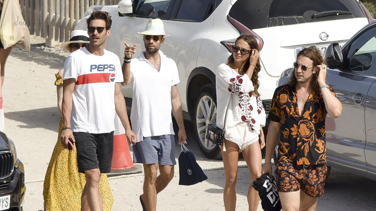 Jon Kortajarena en las playas de Ibiza junto a sus amigos, entre los que se encuentra Alicia Vikander