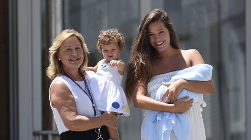 Malena Costa con Mario en brazos, su hija Matilda y su madre