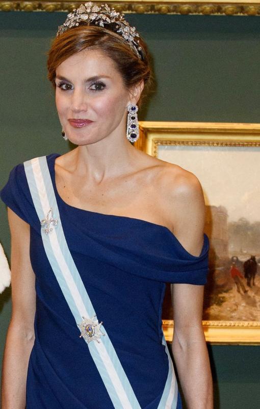 Letizia luce la banda protocolaria de la Orden de Carlos III, puesta al modo tradicional y el broche Flor de Lys