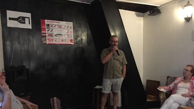 Fernando Coucheiro 'despieza' el atún en La Casapuerta