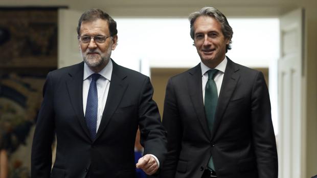 Mariano Rajoy con el ministro de Fomento, Íñigo de la Serna