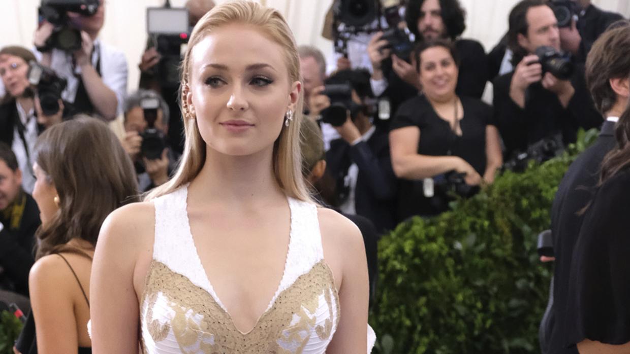 Sophie Turner con un vestido de Luis Vuitton