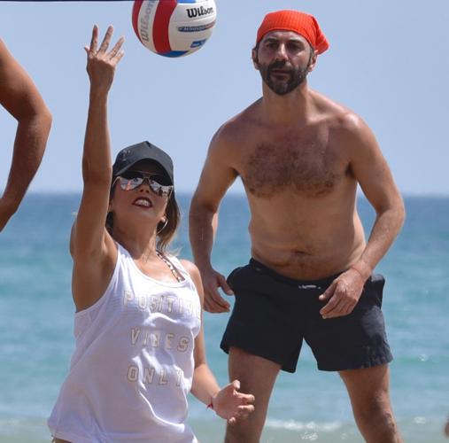 Longoria jugando al voley playa