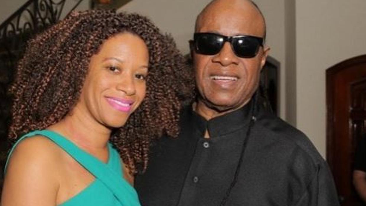 Stevie Wonder con su esposa Tomeeka Bracy