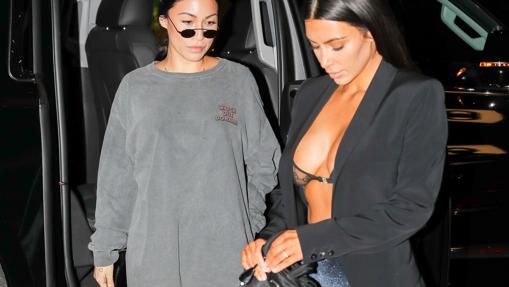 Kim Kardashian sale en Nueva York con unas leggins de terciopelo