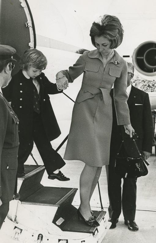 Don Felipe, a los cinco años, con su madre, Doña Sofía, a su llegada a Santa Cruz de Tenerife en marzo de 1973