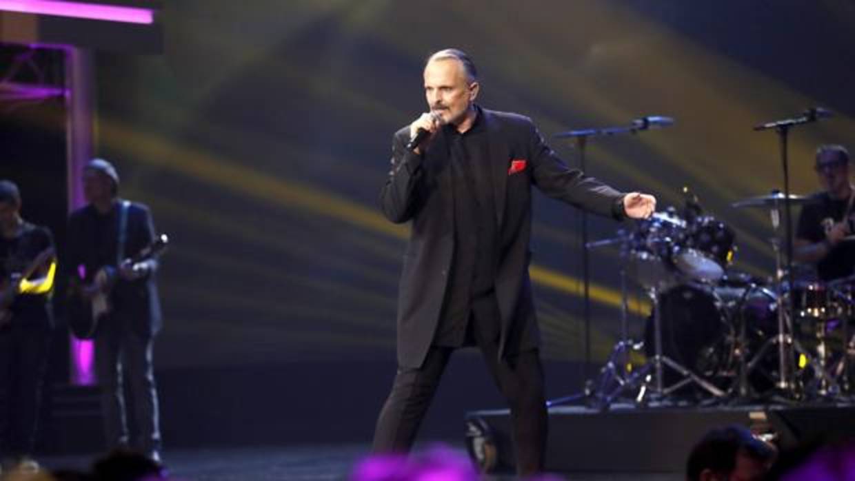 l cantante español Miguel Bosé, durante la ceremonia de entrega de los IV Premios Platino del Cine Iberoamericano celebrada esta noche en la Caja Mágica, en Madrid