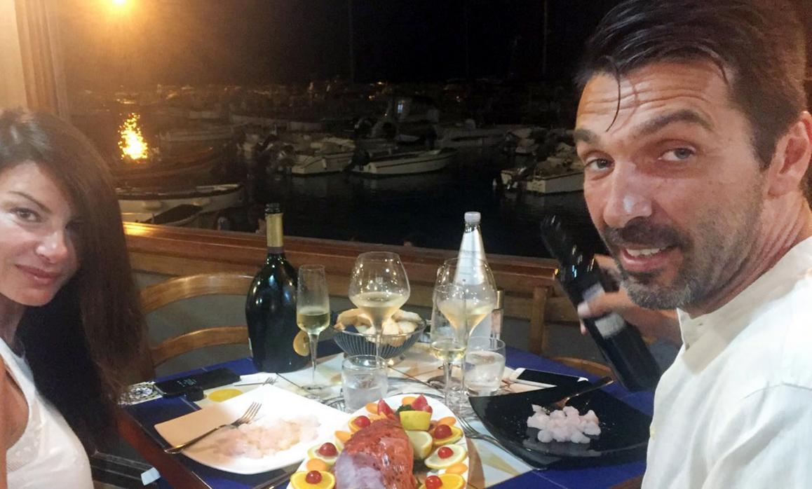 Gianluigi Bufon e Ilaria D'Amico cenando en un restaurante