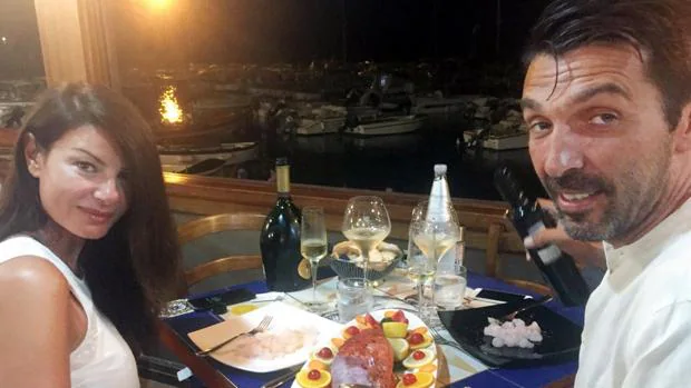 Gianluigi Bufon e Ilaria D'Amico cenando en un restaurante