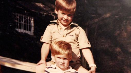 Los Príncipes Guillermo y Enrique posando para la fotografía