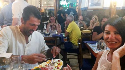 Buffon y D' Amico cenando en la isla de Giglio