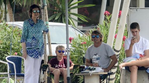 La Reina Sofia y sus nietos durante su visita al Mallorca Wakepark de Acudía