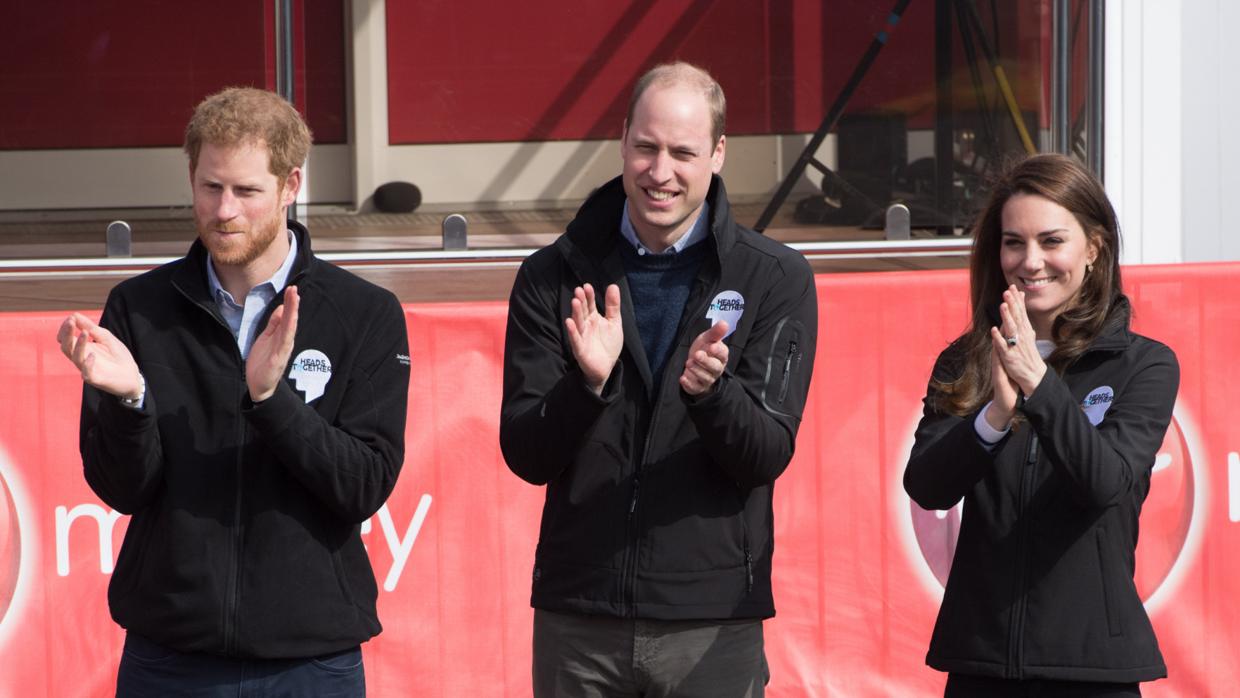 De izquierda a derecha: Enrique de Inglaterra, Guillermo de Inglaterra y Kate Middleton