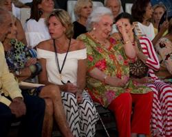 Simoneta Gómez-Acebo y la Infanta Doña Pilar en el front row del desfile