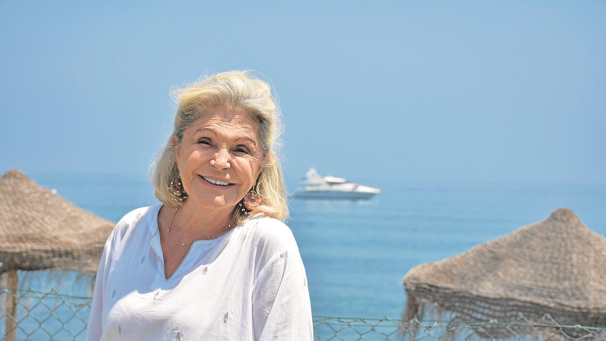 Beatriz de Orleans posa para ABC en la playa de Guadalmina, en Marbella