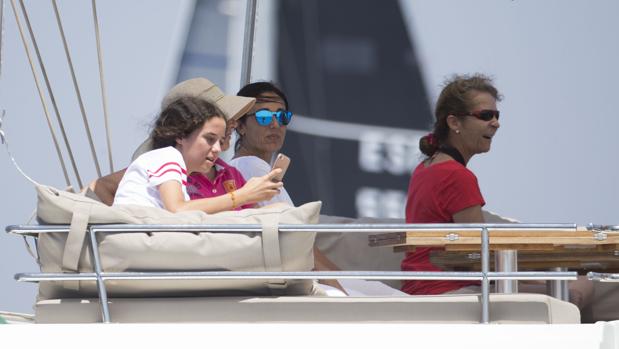 La Reina Sofía y la Infanta Elena siguen en barco la regata de Felipe VI