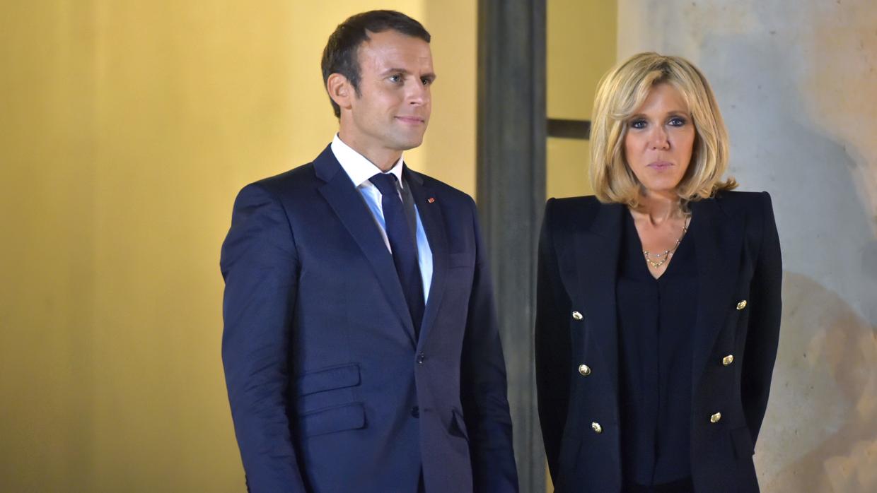 Emmanuel Macron y Brigitte Macron en el Palacio del Elíseo