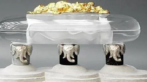 El sarcófago de la reina elaborado el vidrio sobre tres cabezas de elefante en plata