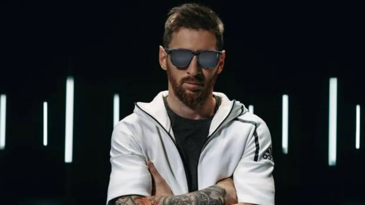 Leo Messi, con uno de los modelos de su colección de gafas de Hawkers