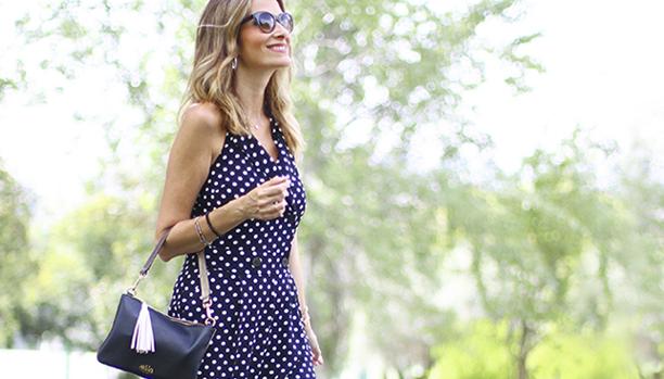 Por qué un mono de lunares es sofisticado y femenino