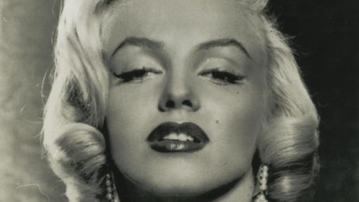 Monroe mira sensual a la cámara