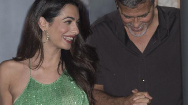 George Clooney y Amal disfrutan de una velada italiana dos meses después de haber sido padres