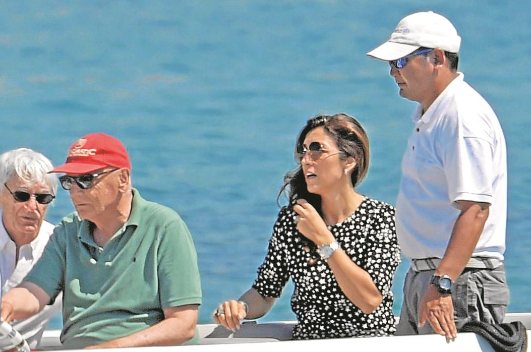 Bernie Ecclestone, con camisa blanca, y su mujer, Fabiana Flosi, disfrutando de las aguas de Ibiza