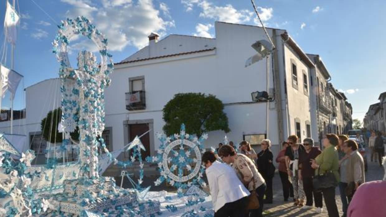 Una Cruz de Añora. elaborada con flores de papel pegadas