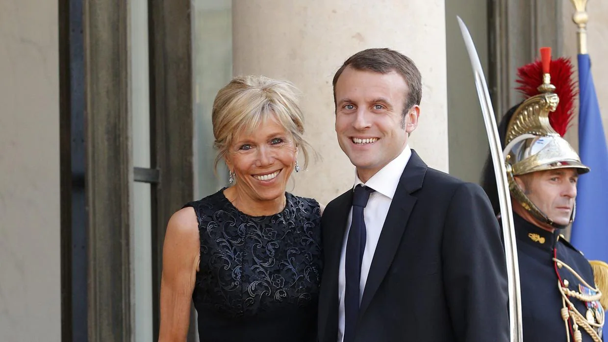 La primera dama junto al presidente de la República francesa, Emmanuel Macron