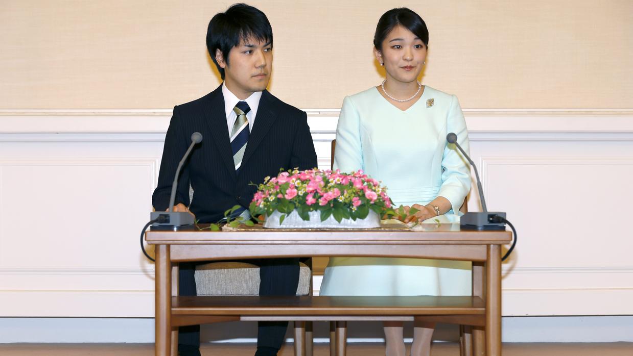 Los novios, durante el anuncio oficial del compromiso