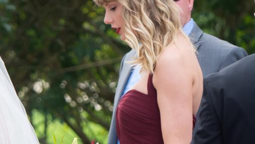 Swift, concentrada en su tarea de acompañar a la novia