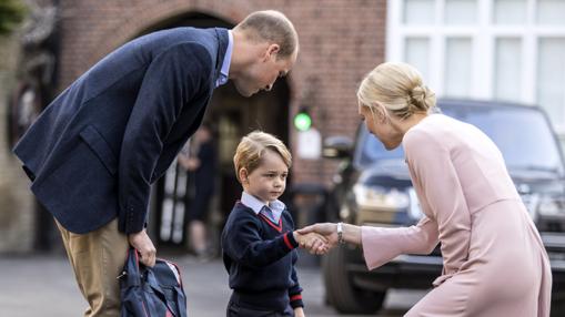 El joven príncipe saluda a una de las profesoras que se encargarán de su educación en esta nueva etapa