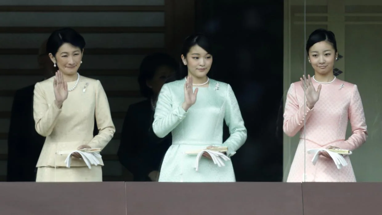 La princesa Kako (izquierda), junto a su hermana Mako y su madre Kiko