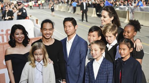 Angelina Jolie posa acompañada por sus hijos en el Festival de Toronto