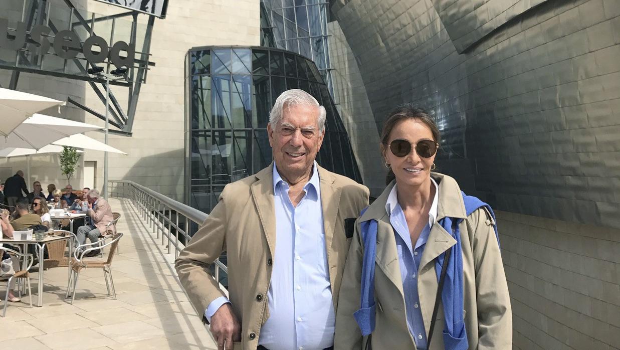 Mario Vargas Llosa e Isabel Preysler visitan los museos de Bilbao