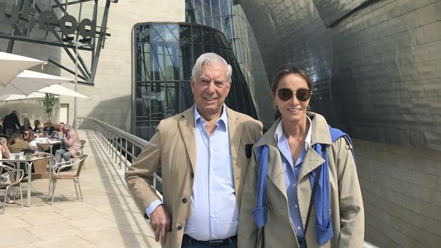 Mario Vargas Llosa e Isabel Preysler visitan los museos de Bilbao