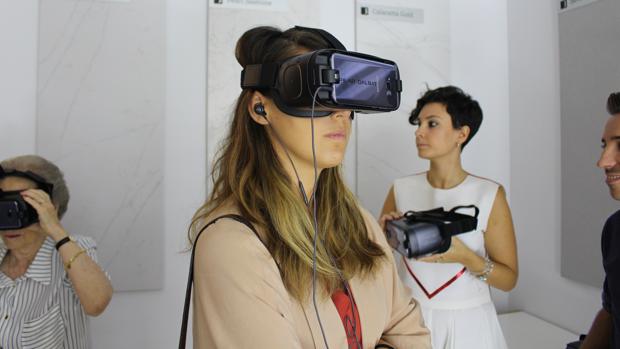 La granadina Pilar Dalbat, pionera en mezclar moda, patrimonio y realidad virtual