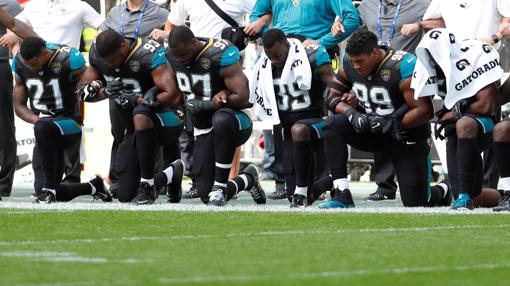 Los jugadores del Jacksonville Jaguar arrodillados ayer en señal de protesta