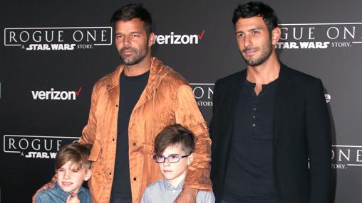 Ricky Martin, con sus hijos Valentino y Matteo, y su prometido Jwan Yosef