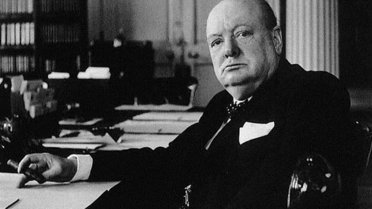 Winston Churchill, fumando un puro en su despacho
