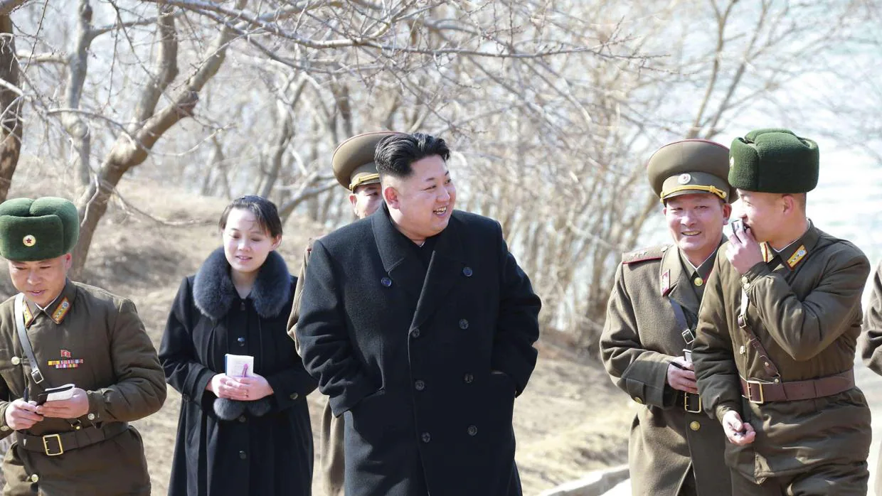 El líder norcoreano Kim Jong-un visita una unidad militar en una isla del norte del país junto a su hermana Kim Yo-jong