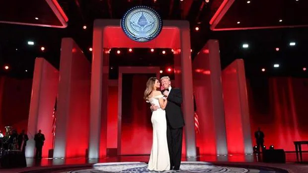 Melania Trump donará al Smithsonian el vestido del primer baile presidencial