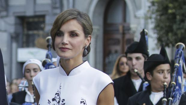 La Reina Letizia cambia el escote ilusión por el cuello mao